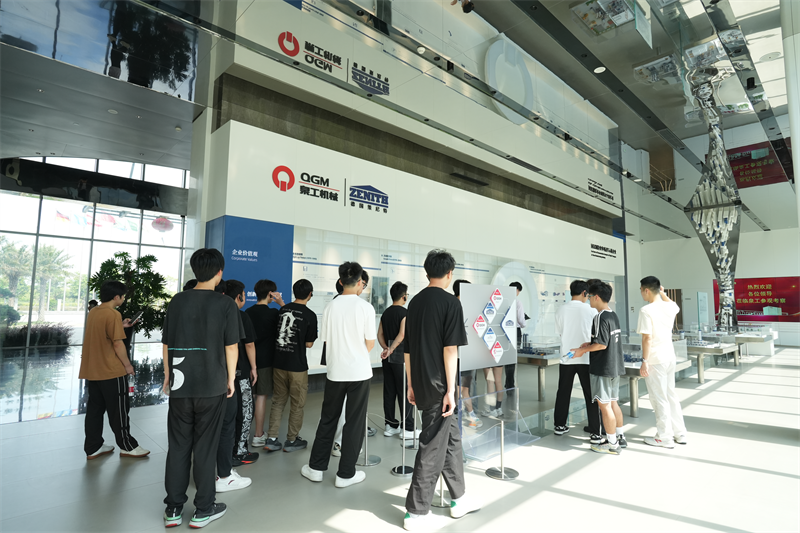 Liming Vocational University besökte Fujian Quangong Machinery Co., Ltd för ett jobbutvecklingsprogram.