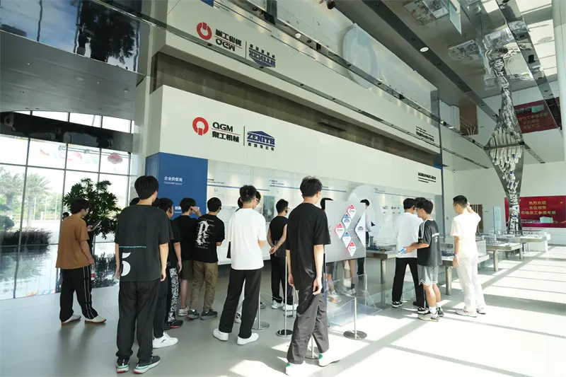 Liming Vocational University besökte Fujian Quangong Machinery Co., Ltd för ett jobbutvecklingsprogram.