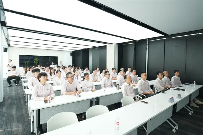 QGM: Tittar på militärparaden tillsammans och samlar kraft för framsteg