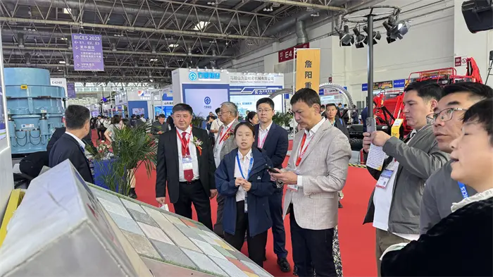 Golden Autumn Samling för att prata om smart tillverkning, Quangongs styrka skapar briljans