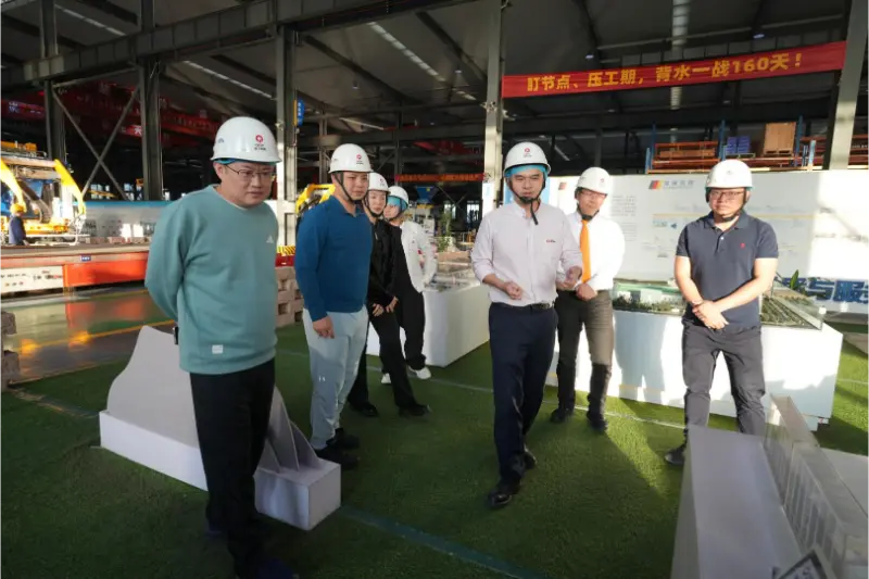 Nan'an Returned Overseas Students Association besökte och genomförde forskning vid Quangong Machinery Co., Ltd.