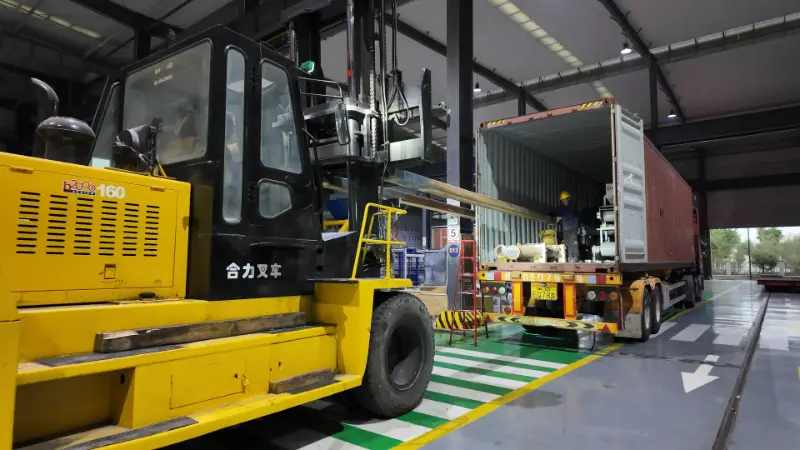 Massiva fartyg bär förtroende och intelligent tillverkad utrustning är på väg till destinationer över hela världen.