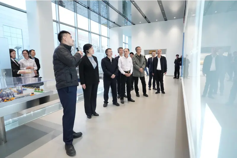 Liu Min, biträdande generaldirektör för byrån för privat ekonomi vid National Development and Reform Commission (NDRC), och hans delegation besökte Quangong Machinery Co., Ltd. för en inspektion och en forskningsturné.