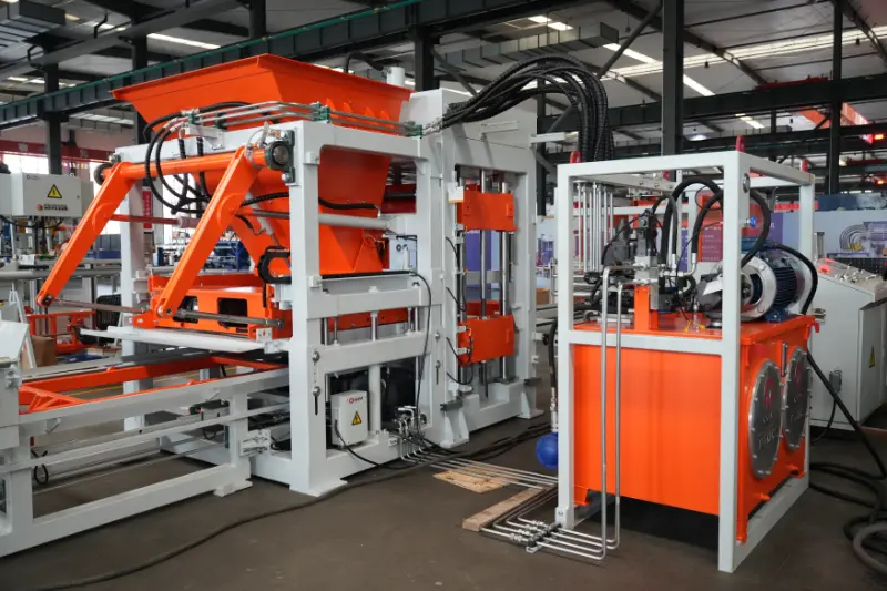 Smart och effektiv, höjer kvaliteten och produktiviteten: Quangong Machinery Co., Ltd:s nya QT10-tegeltillverkningslinje gör ett stänk